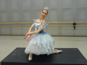 Ohjaaja Kirsi balettiasussa